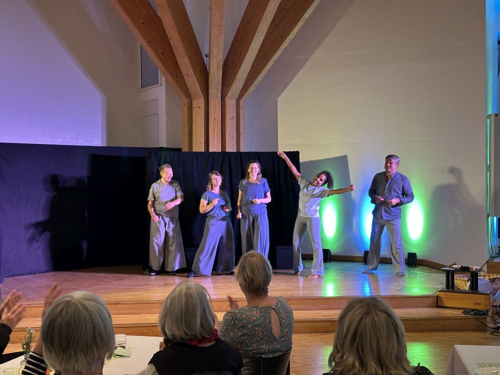 Von Nostalgie bis Brücken bauen - Ausdrucksstark: Playback Theater Kassel. Tanzgruppe aus fünf Personen auf der Bühne
